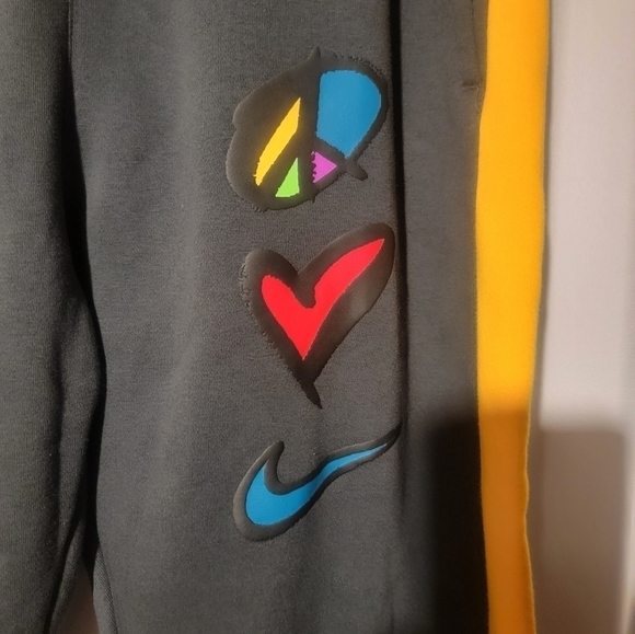 Nike Sportswear Men's Large Fleece Jogger Sweatpants Peace Love Gray DO6182-045 - Picture 8 of 8